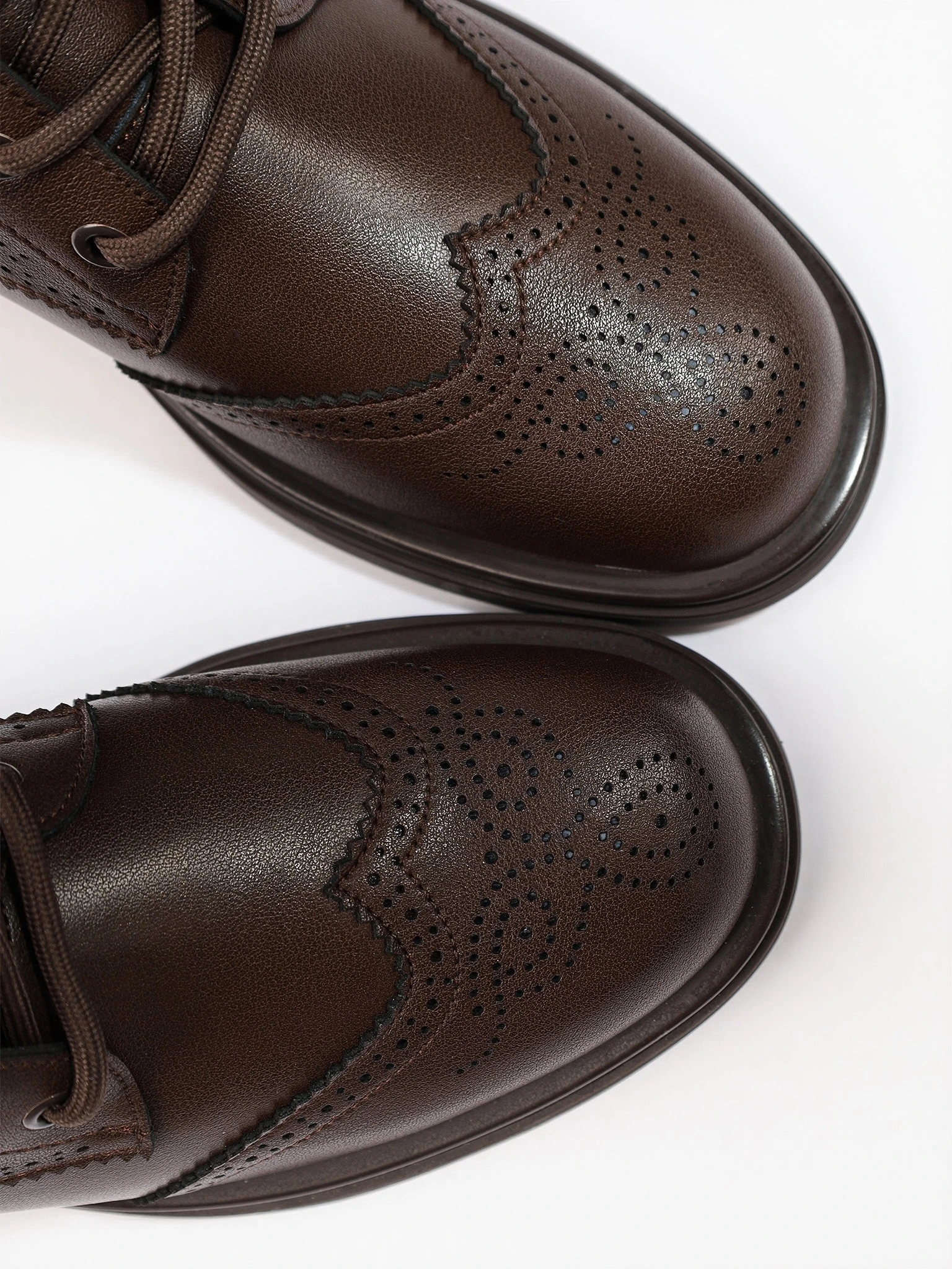 Ботинки-дерби коричневого цвета с декоративной перфорацией из натуральной кожи